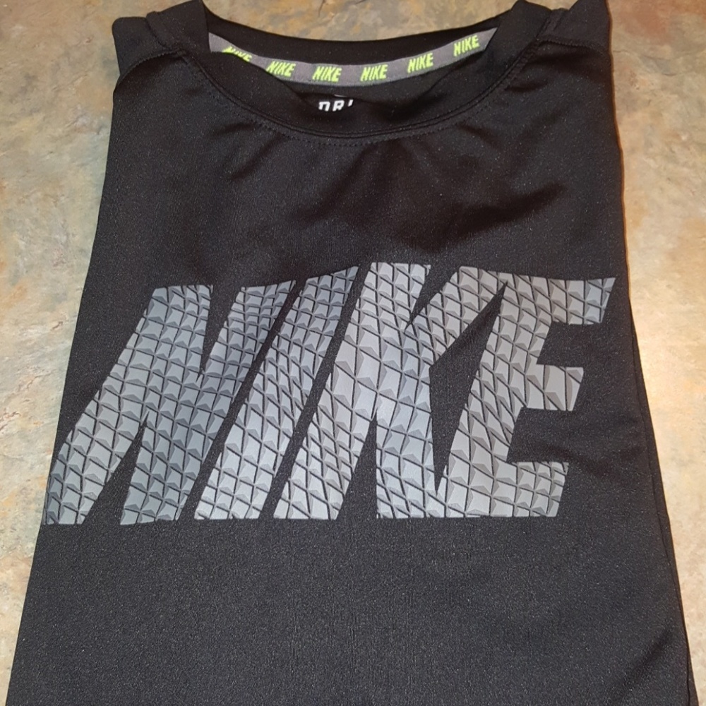Nike Dri Fit-γ SOLD AT YARD SALEγ - Picture 1 of 6